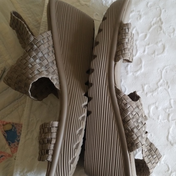 sketchers walking sandals